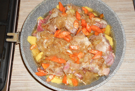 Фото шага рецепта Кролик с картошкой в духовке 152169 шаг 12  