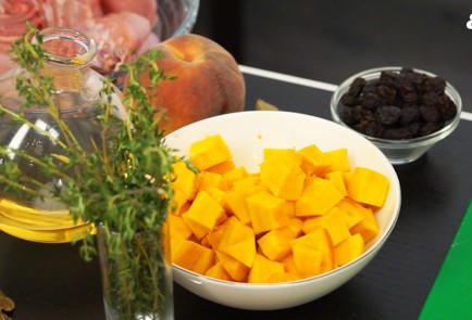 Фото шага рецепта Кролик с перепелками тыквой и персиками 81091 шаг 1  