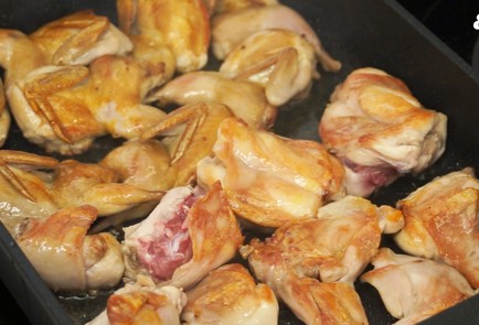 Фото шага рецепта Кролик с перепелками тыквой и персиками 81091 шаг 2  