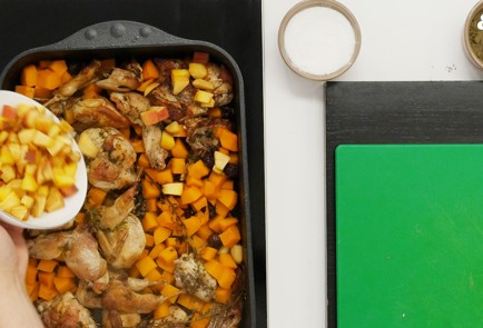 Фото шага рецепта Кролик с перепелками тыквой и персиками 81091 шаг 5  