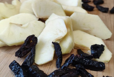 Фото шага рецепта Кролик с яблоками и черносливом в горчичномедовом соусе 163305 шаг 3  