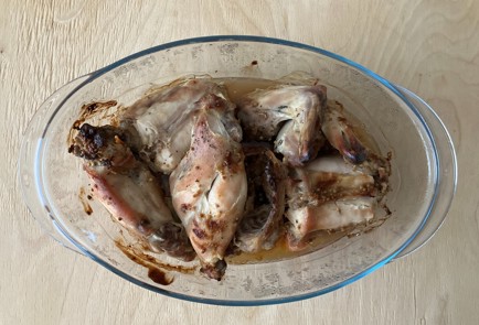 Фото шага рецепта Кролик запеченный с морковью в духовке 174085 шаг 10  