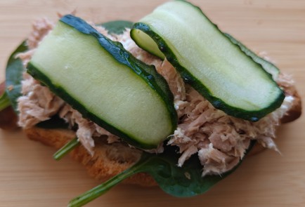 Фото шага рецепта Круассан с тунцом и огурцом 191524 шаг 10  