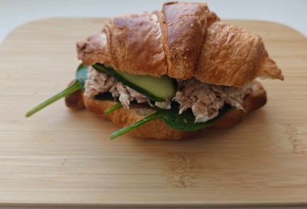 Фото шага рецепта Круассан с тунцом и огурцом 191524 шаг 11  