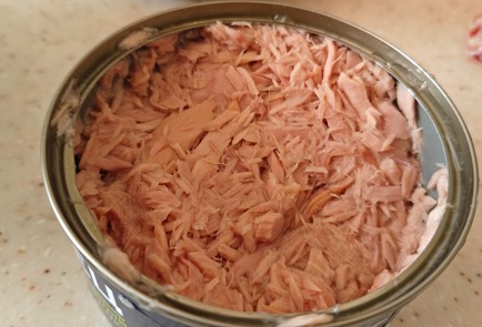 Фото шага рецепта Круассан с тунцом и огурцом 191524 шаг 2  