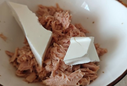 Фото шага рецепта Круассан с тунцом и огурцом 191524 шаг 3  