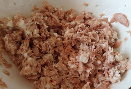 Фото шага рецепта Круассан с тунцом и огурцом 191524 шаг 4  