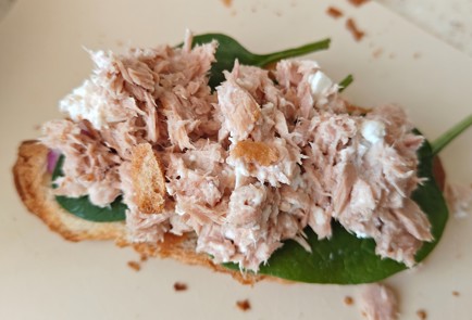 Фото шага рецепта Круассан с тунцом и огурцом 191524 шаг 9  