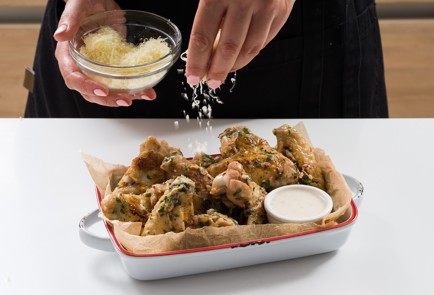 Фото шага рецепта Куриные крылышки с чесноком и пармезаном 152605 шаг 10  