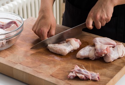 Фото шага рецепта Куриные крылышки с чесноком и пармезаном 152605 шаг 2  