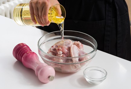 Фото шага рецепта Куриные крылышки с чесноком и пармезаном 152605 шаг 3  