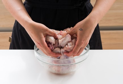 Фото шага рецепта Куриные крылышки с чесноком и пармезаном 152605 шаг 4  