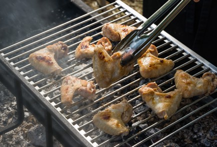 Фото шага рецепта Куриные крылышки с чесноком и пармезаном 152605 шаг 5  