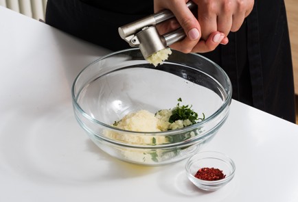 Фото шага рецепта Куриные крылышки с чесноком и пармезаном 152605 шаг 7  