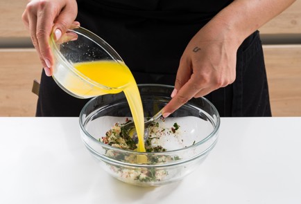 Фото шага рецепта Куриные крылышки с чесноком и пармезаном 152605 шаг 8  