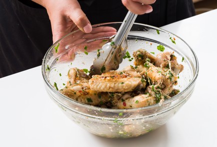 Фото шага рецепта Куриные крылышки с чесноком и пармезаном 152605 шаг 9  