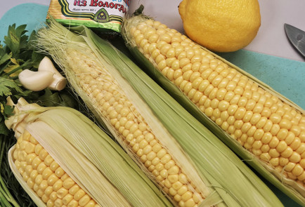 Фото шага рецепта Кукуруза в чесночносливочном соусе с зеленью 151497 шаг 1  