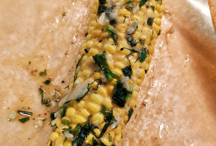 Фото шага рецепта Кукуруза в чесночносливочном соусе с зеленью 151497 шаг 10  