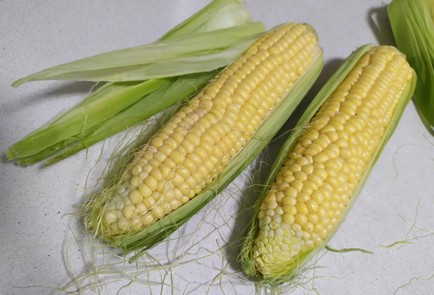 Фото шага рецепта Кукуруза в фольге в духовке 189629 шаг 1  