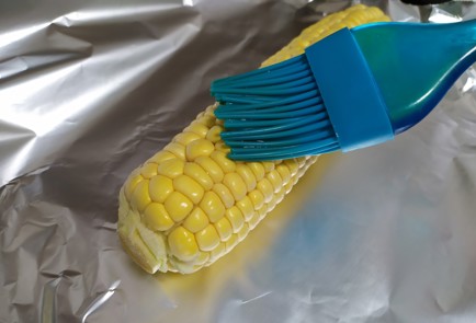 Фото шага рецепта Кукуруза в фольге в духовке 189629 шаг 3  