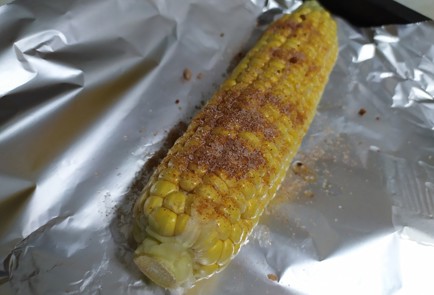 Фото шага рецепта Кукуруза в фольге в духовке 189629 шаг 7  