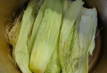 Фото шага рецепта Кукуруза вареная с молоком и сливочным маслом 190238 шаг 3  