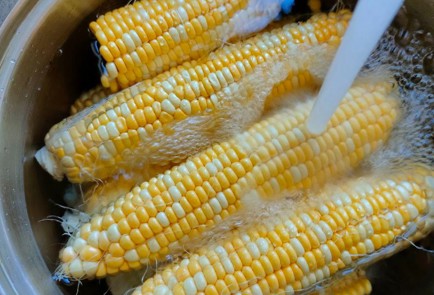 Фото шага рецепта Кукуруза вареная с молоком и сливочным маслом 190238 шаг 5  