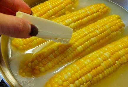 Фото шага рецепта Кукуруза вареная с молоком и сливочным маслом 190238 шаг 7  