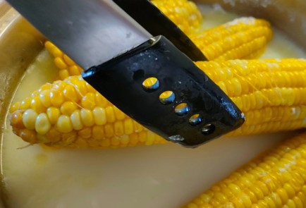 Фото шага рецепта Кукуруза вареная с молоком и сливочным маслом 190238 шаг 8  
