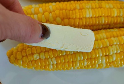 Фото шага рецепта Кукуруза вареная с молоком и сливочным маслом 190238 шаг 9  