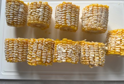 Фото шага рецепта Кукуруза запеченная в духовке 190023 шаг 2  