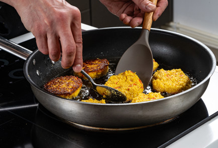 Фото шага рецепта Кукурузные котлеты 191458 шаг 10