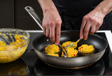 Фото шага рецепта Кукурузные котлеты 191458 шаг 9