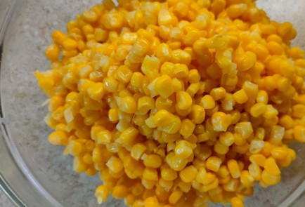 Фото шага рецепта Кукурузные оладьи 191293 шаг 2