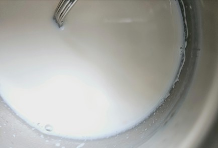 Фото шага рецепта Кулич с изюмом и лепестками миндаля 176331 шаг 2  