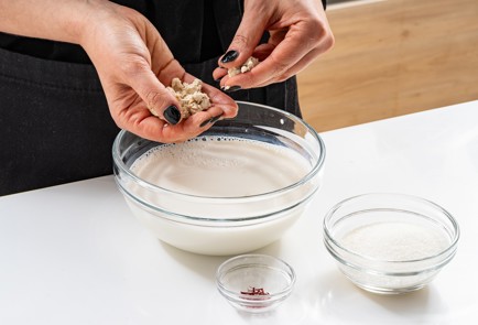 Фото шага рецепта Кулич с изюмом 188866 шаг 2  