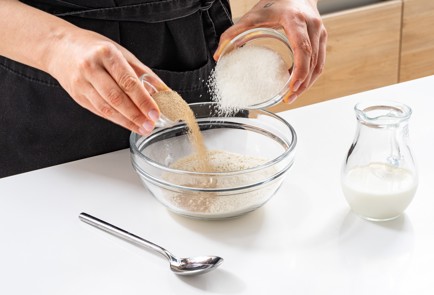 Фото шага рецепта Кулич с начинкой 188909 шаг 2  