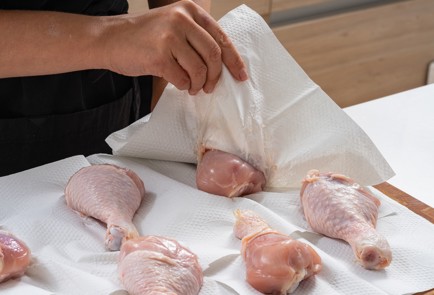 Фото шага рецепта Курица на сковороде 174914 шаг 2