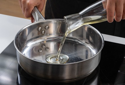 Фото шага рецепта Курица на сковороде 174914 шаг 4