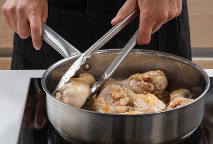 Фото шага рецепта Курица на сковороде 174914 шаг 5