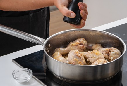 Фото шага рецепта Курица на сковороде 174914 шаг 6