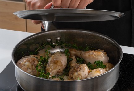 Фото шага рецепта Курица на сковороде 174914 шаг 8