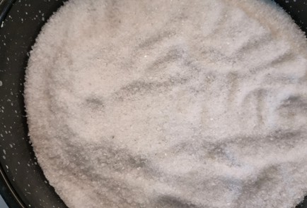 Фото шага рецепта Курица на соли с хрустящей чесночной корочкой 152387 шаг 2  