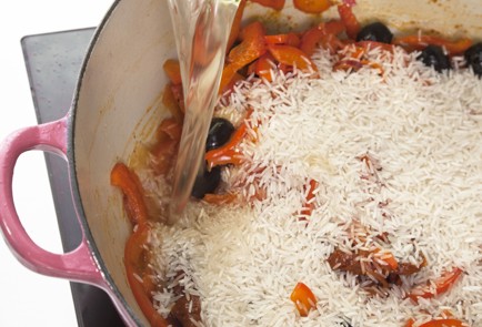 Фото шага рецепта Курица побаскски 68754 шаг 4  