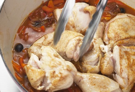 Фото шага рецепта Курица побаскски 68754 шаг 5  