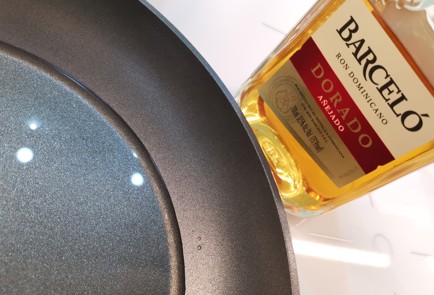 Фото шага рецепта Курица пошированная в роме 186450 шаг 1  