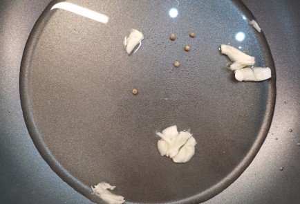 Фото шага рецепта Курица пошированная в роме 186450 шаг 4  