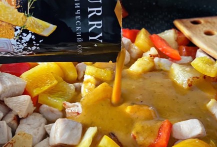 Фото шага рецепта Курица с ананасами в соусе карри 173565 шаг 2