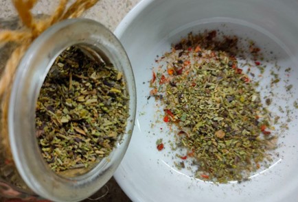 Фото шага рецепта Курица в духовке с чесноком поитальянски 190196 шаг 4  