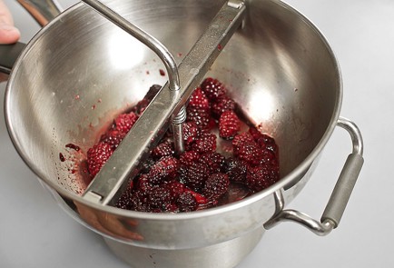 Фото шага рецепта Курица с ежевикой 31565 шаг 2  